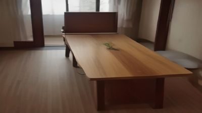 日姨姐内容专区视频封面，温暖室内光线，主角风格鲜明，玫红色调装饰，内容轻松有趣